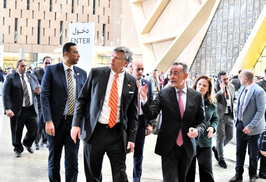 نائبا وزيري خارجية أمريكا وطاجيكستان يشيدان بالمتحف الكبير