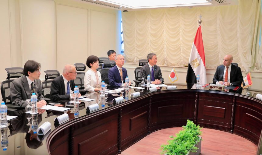 وزير التربية والتعليم يبحث مع وفد البرلمان الياباني وسفير اليابان لدى مصر