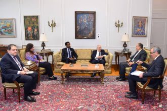 وزير الخارجية يؤكد لمبعوث السودان الأممي