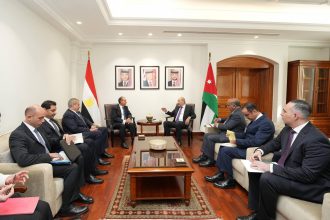 وزير الخارجية يبحث العلاقات الثنائية والتطورات الإقليمية مع نظيره الأردني في عمّان