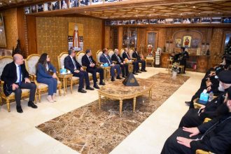 وزير الخارجية يهنئ البابا تواضروس الثاني بمناسبة عيد الميلاد المجيد