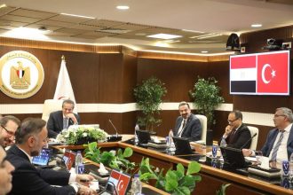 وزير الصحة يتابع مع وفد تركي تنفيذ مدينة العاصمة الطبية