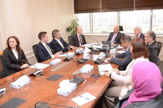 وزير الصناعة يبحث مع سين كارز البلغارية خطة تصنيع السيارات الكهربائية في مصر