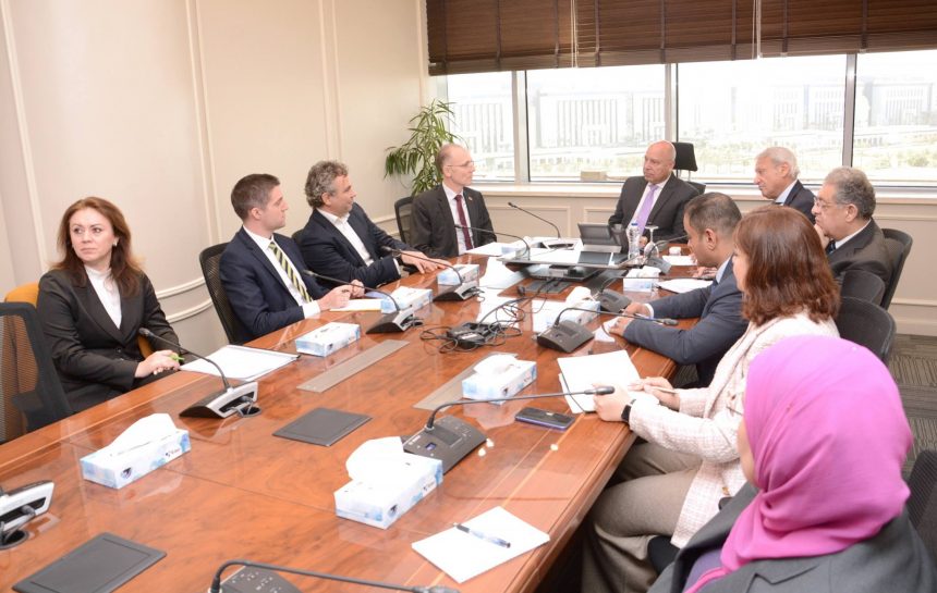 وزير الصناعة يبحث مع سين كارز البلغارية خطة تصنيع السيارات الكهربائية في مصر