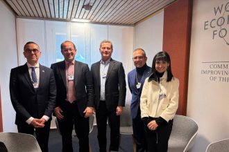 وزيرا المالية والاستثمار والتجارة الخارجية يبحثان مع مسؤولي شركة كوكاكولا العالمية