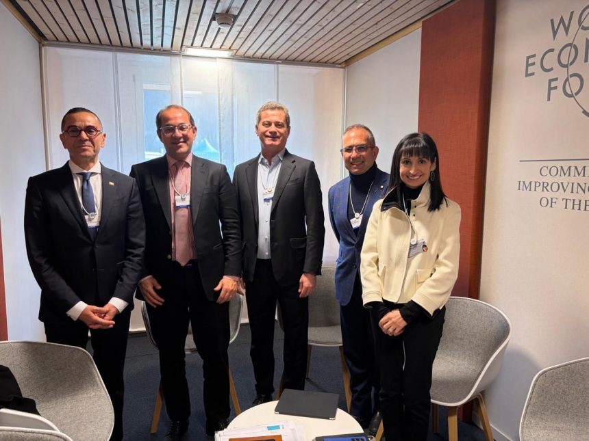 وزيرا المالية والاستثمار والتجارة الخارجية يبحثان مع مسؤولي شركة كوكاكولا العالمية