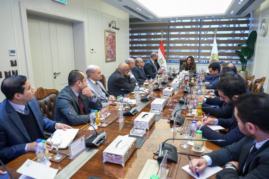 وزيرة التنمية المحلية تبحث مع قيادات وزارة الاتصالات إتاحة تقديم طلبات منظومة المحال العامة على منصة مصر الرقمية