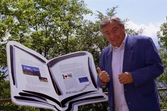 وفاة الكاتب السويسري إريك فون دانكن عن 90 عاما