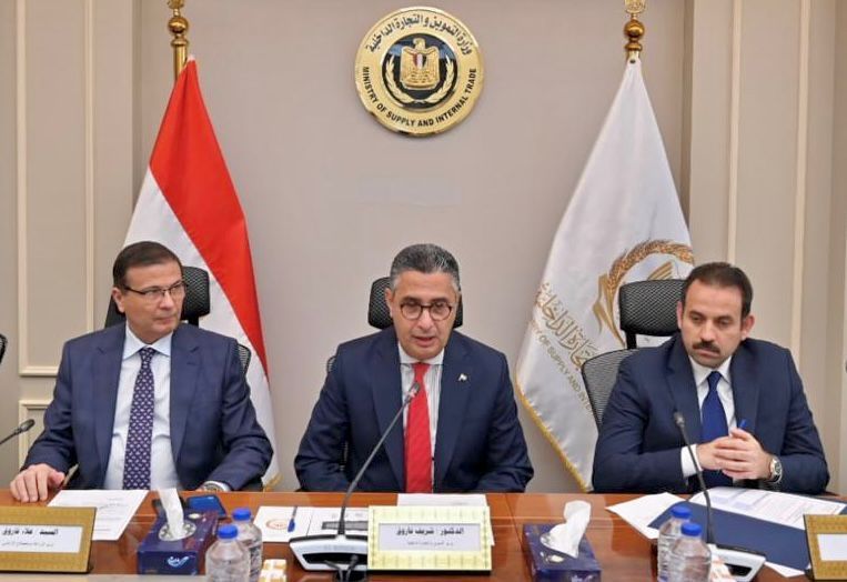 اتفاق ثلاثي لاستيراد دواجن مجمدة وطرحها بالمنافذ قبل شهر رمضان لتعزيز المعروض وضبط الأسواق