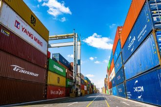 اقتصادية قناة السويس تعلن تنفيذ مشروع ساحات انتظار متطورة ومنظومة لإعادة توجيه الشاحنات بميناء السخنة