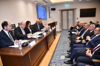 الحفني يستعرض خطة تطوير قطاع الطيران