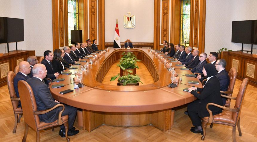 الحكومة الجديدة خلال اجتماعها مع الرئيس السيسي