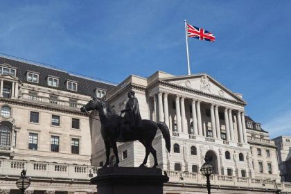 بريطانيا تحث مواطنيها في دول خليجية على الاحتماء بعد هجمات صاروخية