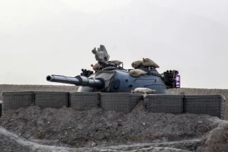 دبابة تابعة للجيش الباكستاني عند الحدود الباكستانية الأفغانية