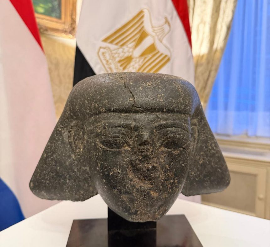 رأس التمثال e1770441115953