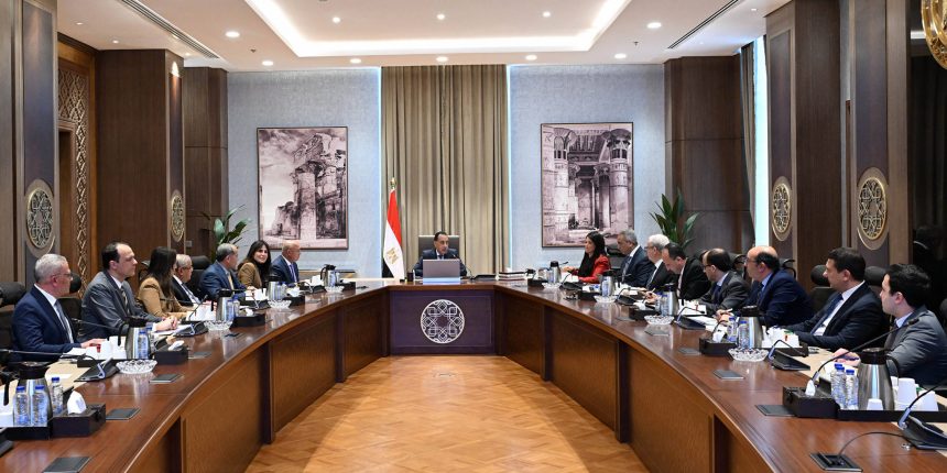رئيس الوزراء يُتابع إجراءات إعادة هيكلة وتطوير الأداء المالي لعددٍ من