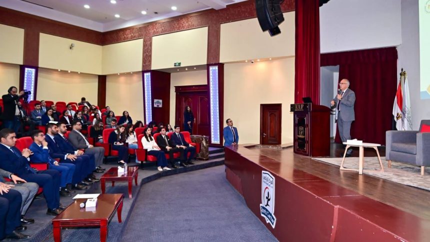 سويلم يلقي محاضرة عن مجهودات الدولة المصرية لتحقيق الأمن المائي