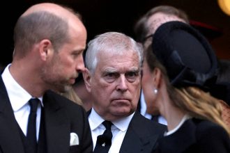 آندرو مونتباتن-وندسور الأخ الأصغر للملك تشارلز