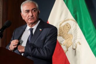 نجل آخر شاه لإيران يحث على تدخل عسكري أمريكي