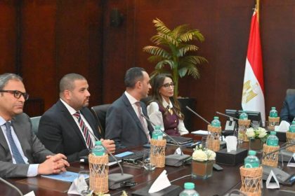 وزير الاستثمار والتجارة الخارجية، خلال لقائه مسؤولي شركة نيسان مصر