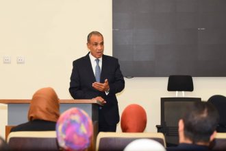 وزير الخارجية يتفقد سير العمل بالقطاع ويؤكد على التكامل بين الملفات السياسية والاقتصادية