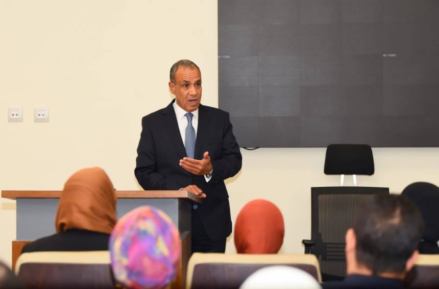 وزير الخارجية يتفقد سير العمل بالقطاع ويؤكد على التكامل بين الملفات السياسية والاقتصادية