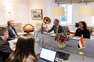 وزير السياحة يعرض على منظمي رحلات وشركات سياحة في بريطانيا التنوع السياحي الفريد في مصر