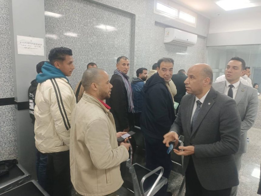 وزير العمل يوجّه بسرعة إعداد تطبيق إلكتروني لحجز مواعيد توثيق عقود العمل بالخارج