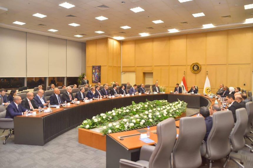 وزيرا الاستثمار والصناعة خلال لقاء المجالس التصديرية