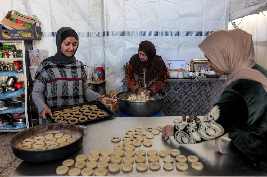 غزة تستقبل أول عيد في ظل الهدنة وسط قلق من نسيانها بسبب حرب إيران
