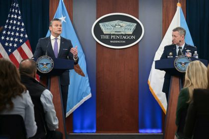 AFP 20260331 A6BA4KA v1 HighRes DefenseSecretaryHegsethAndJointChiefsOfStaffCai