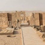 الانتهاء من ترميم رأس تمثال من الجرانيت للملك رمسيس الثاني داخل معبده في أبيدوس