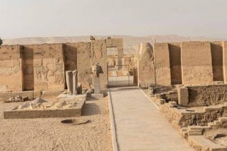 الانتهاء من ترميم رأس تمثال من الجرانيت للملك رمسيس الثاني داخل معبده في أبيدوس