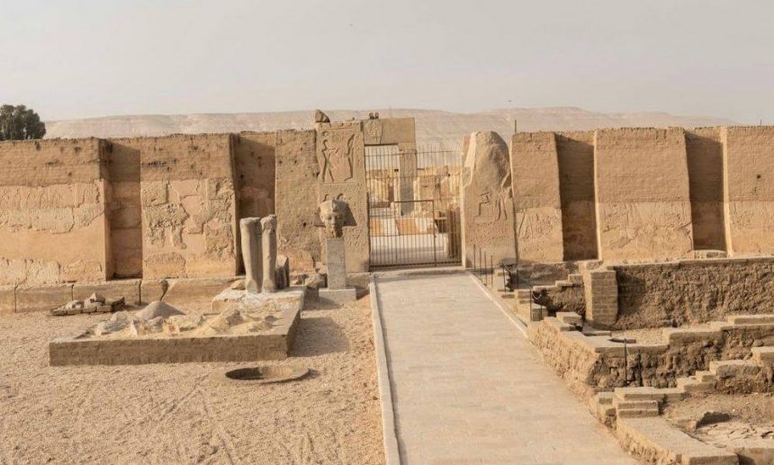 الانتهاء من ترميم رأس تمثال من الجرانيت للملك رمسيس الثاني داخل معبده في أبيدوس