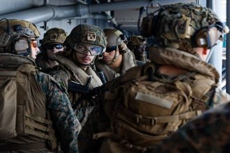 بحّارة ومشاة البحرية الأمريكية على متن السفينة يو إس إس طرابلس