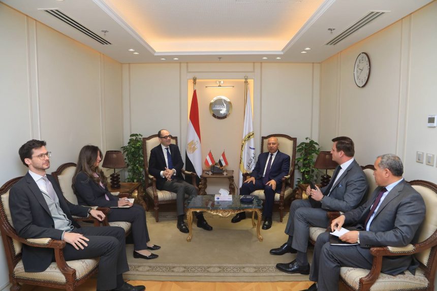 بلاسر النمساوية تخطط لإنشاء مركز إقليمي لصيانة ماكينات تجديدات السكة الحديد وإنتاج قطع الغيار الخاصة بها في مصر