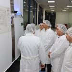 تفقد خالد هاشم وزير الصناعة يرافقه حسام عبد الفتاح محافظ القليوبية 5 مصانع للأدوية