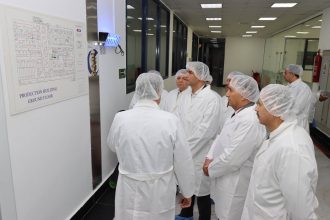 تفقد خالد هاشم وزير الصناعة يرافقه حسام عبد الفتاح محافظ القليوبية 5 مصانع للأدوية