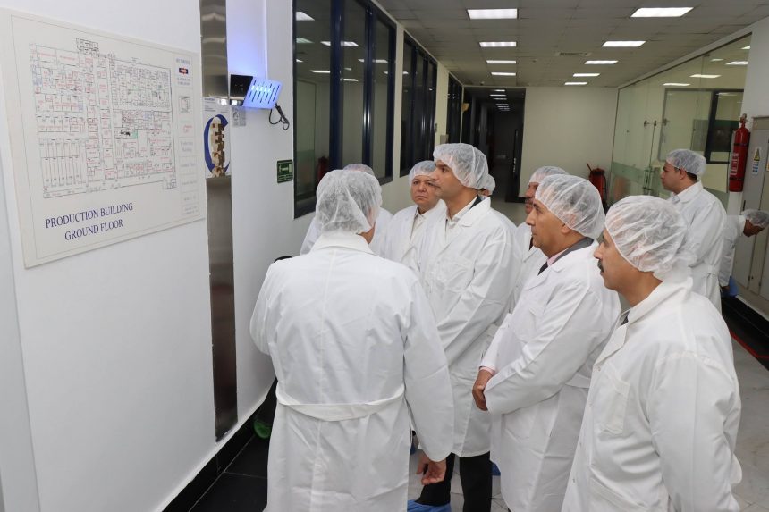 تفقد خالد هاشم وزير الصناعة يرافقه حسام عبد الفتاح محافظ القليوبية 5 مصانع للأدوية