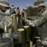 جنود أمريكيون، من بينهم عناصر من الفرقة 82 المحمولة جواً، يجهزون الذخيرة لإطلاق النار في موقع غير معلن في أفغانستان