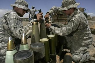 جنود أمريكيون، من بينهم عناصر من الفرقة 82 المحمولة جواً، يجهزون الذخيرة لإطلاق النار في موقع غير معلن في أفغانستان