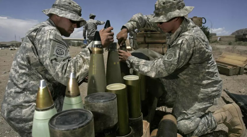 جنود أمريكيون، من بينهم عناصر من الفرقة 82 المحمولة جواً، يجهزون الذخيرة لإطلاق النار في موقع غير معلن في أفغانستان