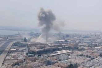 دخان فوق السفارة الأمريكية وسقوط طائرات حربية أمريكية في الكويت