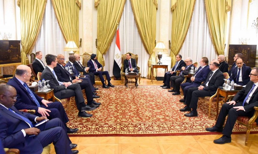 رئيس الوزراء يلتقي رئيس مجموعة البنك الدولي والوفد المرافق له