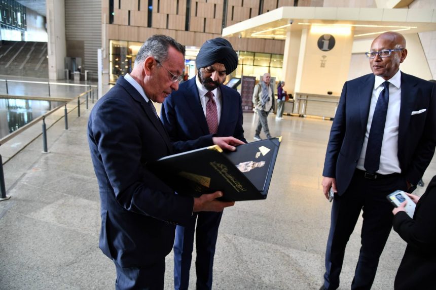 رئيس مجموعة البنك الدولي وحرمه يزوران المتحف المصري الكبير