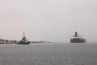 سفن تعبر قناة السويس