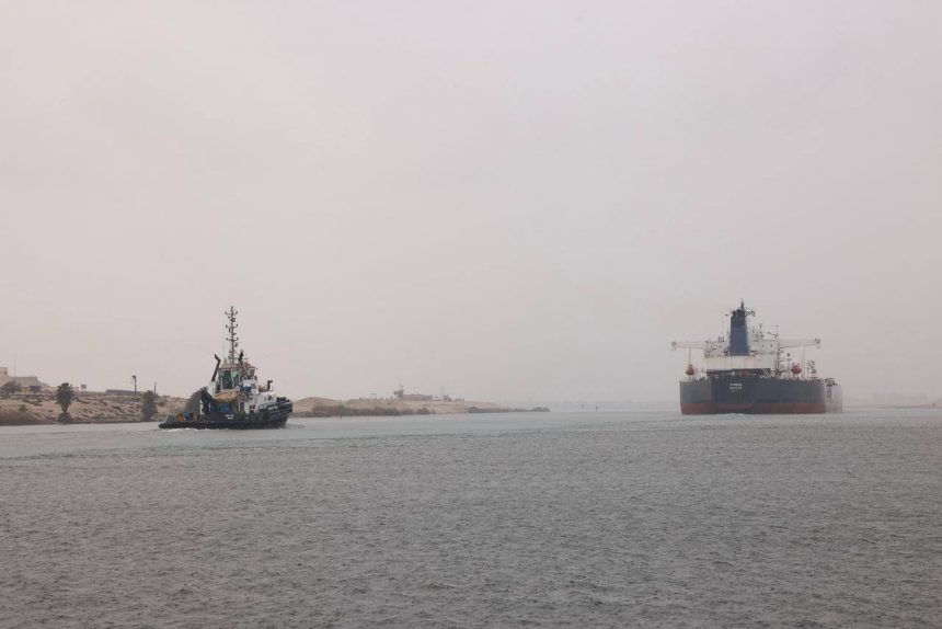 سفن تعبر قناة السويس