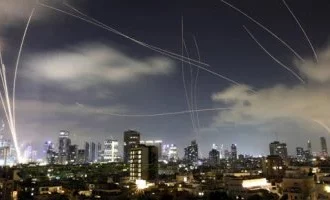 شظايا صاروخ تصيب خزان وقود في موقع لمصافي النفط الإسرائيلية