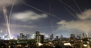 شظايا صاروخ تصيب خزان وقود في موقع لمصافي النفط الإسرائيلية