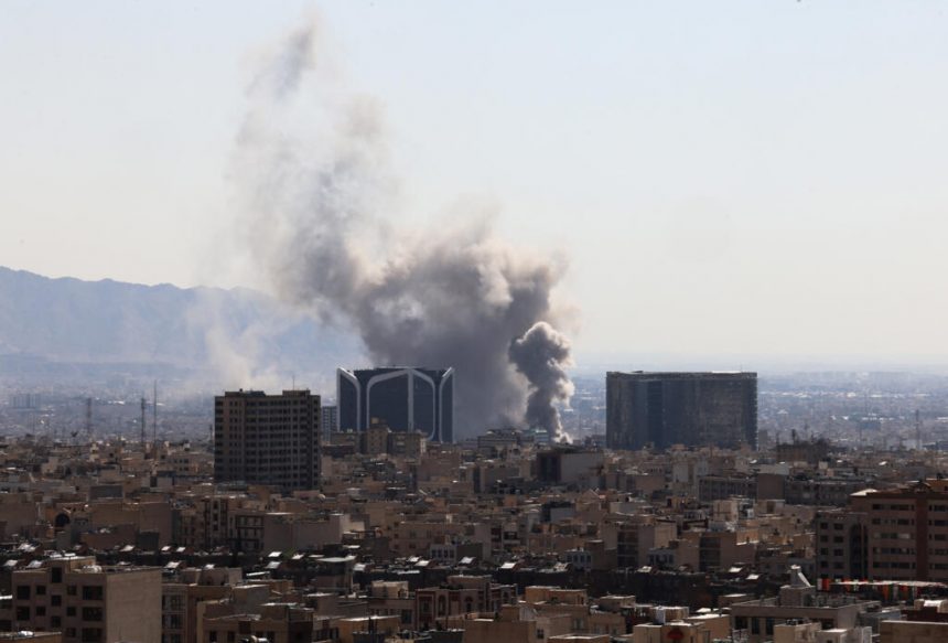 ضربات إيرانية على دول الخليج تحصد ضحايا ومقتل ثلاثة أميركيين